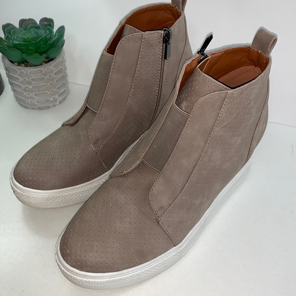 Wanted wedge boots 👢 super cute with jeans or leggings. - Picture 2 of 4